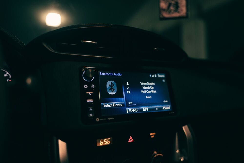 Jak włączyć muzykę z telefonu w samochodzie przez Bluetooth – instrukcja krok po kroku