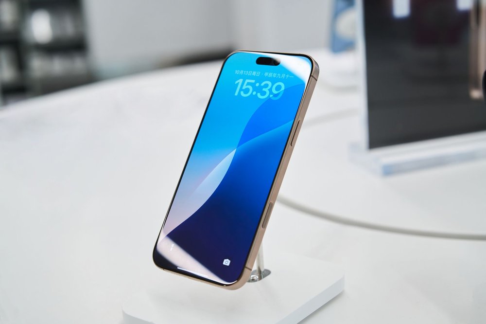Nowoczesny smartfon wyeksponowany w sklepie elektroniki