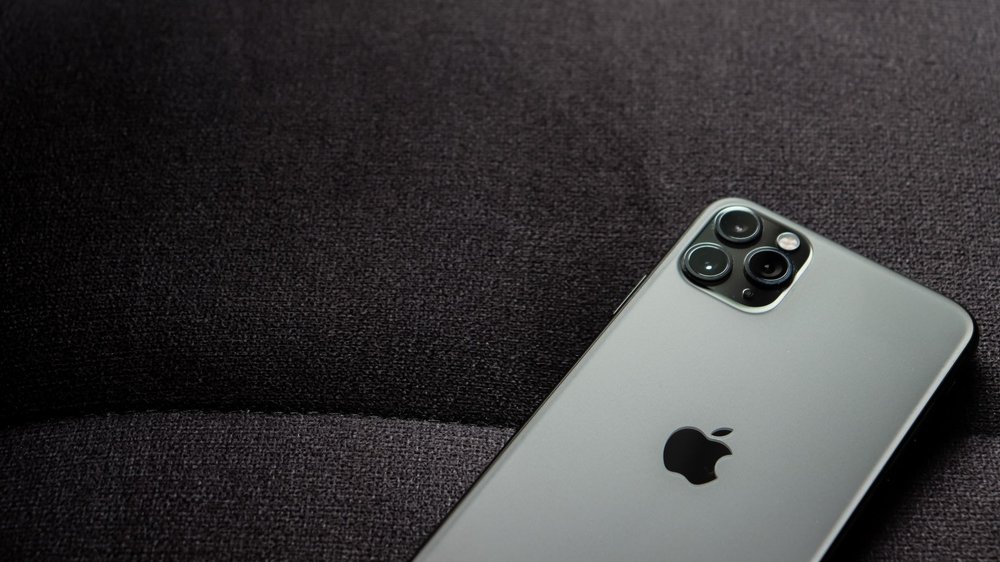 Nowoczesny smartfon iPhone na ciemnym tle, zbliżenie