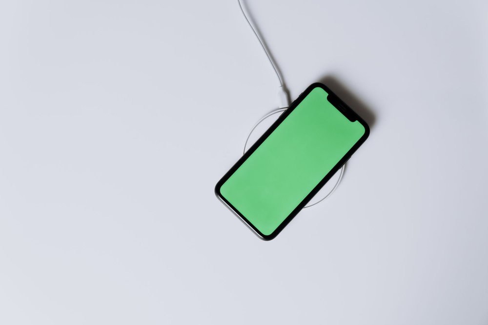 Smartfon na bezprzewodowej ładowarce, widok z góry