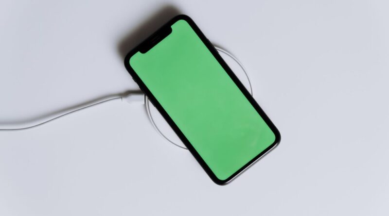 czy iphone 13 ma ładowanie indukcyjne