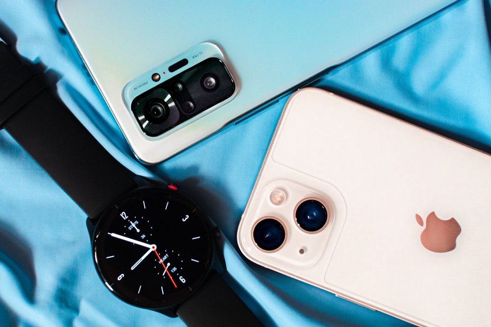 Smartwatch Huawei i smartphone Samsung na niebieskiej tkaninie