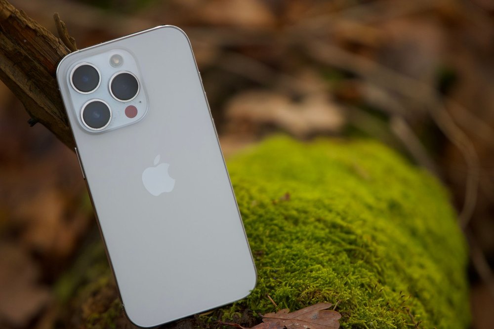iPhone umieszczony na mchu w lesie