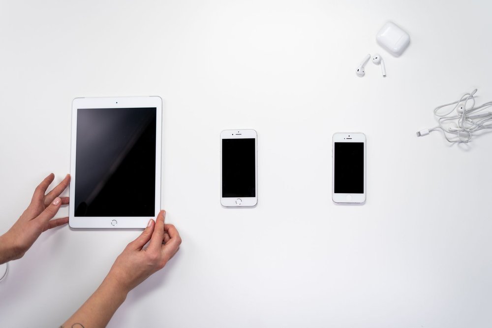Urządzenia Apple: tablet, smartfony i słuchawki na białym tle